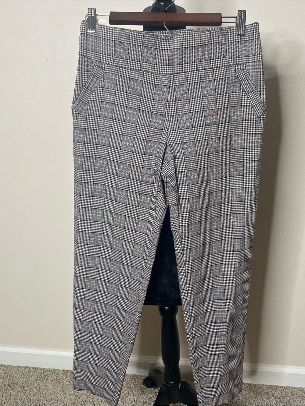 Soho Apparel Ltd. Women’s Black Tan Plaid Stretch Pull On Cropped Pants Sz M